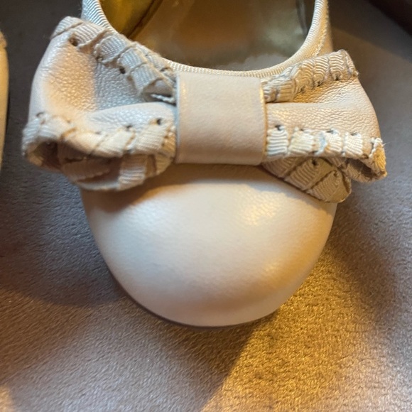 Nine West Cream Bow Heels - Picture 3 of 7